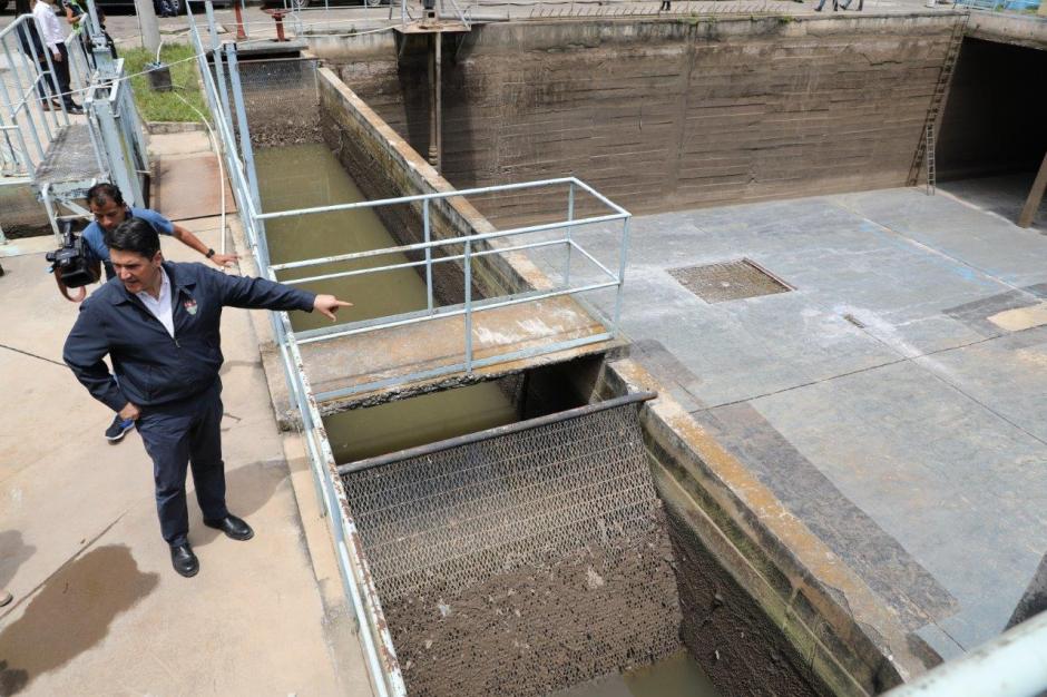 El alcalde Ricardo Qui&ntilde;&oacute;nez verific&oacute; la situaci&oacute;n en la planta de tratamiento de la zona 18. (Foto: Municipalidad de Guatemala)