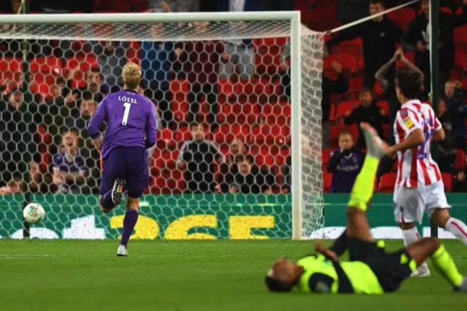 El holand&eacute;s&nbsp;Juninho Bacuna fue el protagonista de la acci&oacute;n. (Foto: Twitter)
