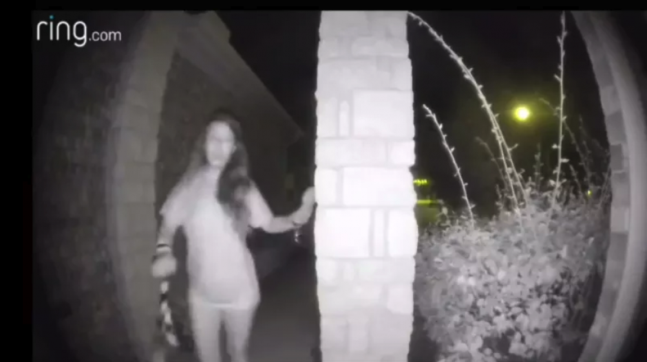 Vista de la mujer semidesnuda y con grilletes. (Foto: gizmodo)