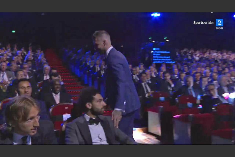 Sergio Ramos se llev&oacute; el galard&oacute;n como mejor defensa de la temporada pasada. (Foto: captura de pantalla)&nbsp;