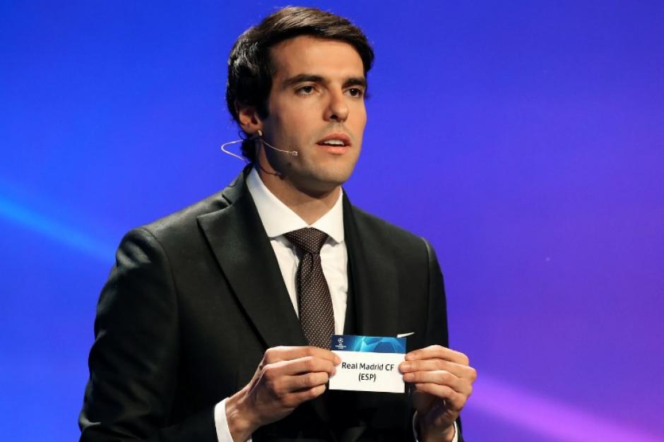 El exfutbolista Kaká muestra la papeleta con el nombre del Real Madrid durante el sorteo en Mónaco. (Foto: AFP)