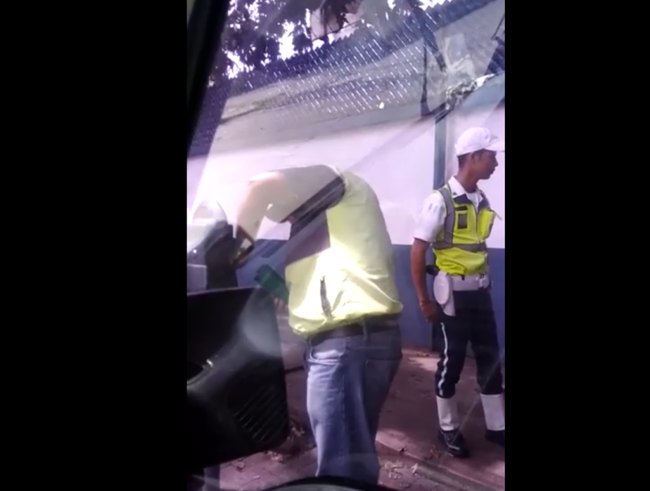 El trabajador municipal tom&oacute; el dinero del parqu&iacute;metro en complicidad con otra persona. (Foto: captura de video)&nbsp;