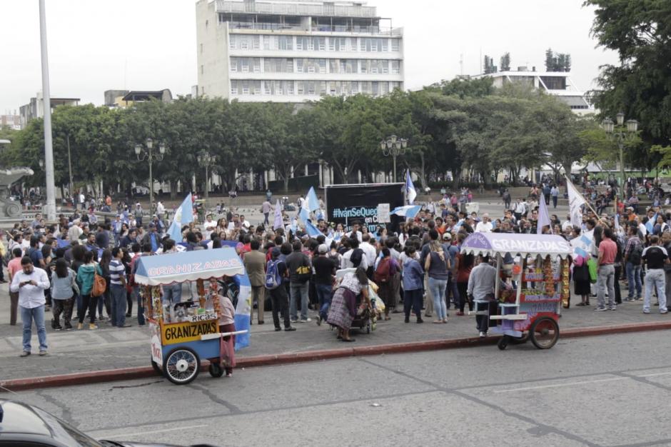 Decenas de personas acudieron a la convocatoria a la Plaza. (Foto: Alejandro Bal&aacute;n/Soy502)