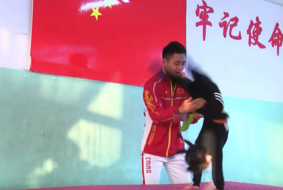 "Los ni&ntilde;os&nbsp;ser&aacute;n capaces de superar todo tipo de dificultades cuando crezcan, pues&nbsp;ya habr&aacute;n sufrido dificultades como esas", coment&oacute; el director. (Foto: captura de Youtube).