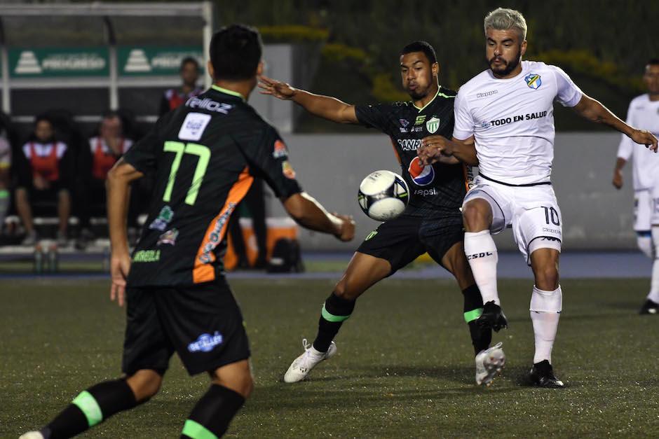 Maximiliano Lombardi disputa el balón con Marco Domínguez. (Foto: Nuestro Diario)
