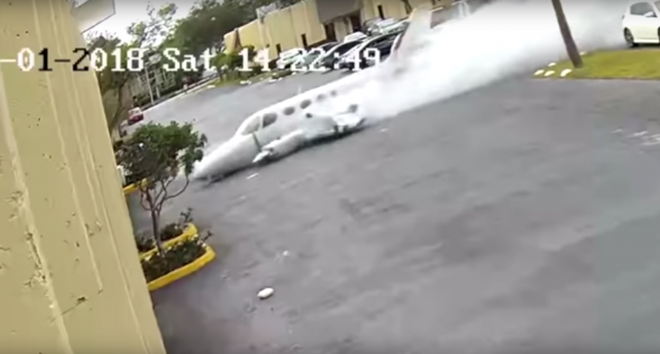 El avión se estrelló contra el recinto y causó varios heridos. (Foto: captura pantalla)&nbsp;