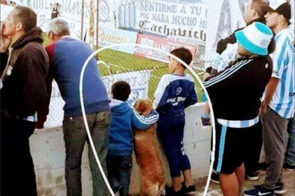 Un ni&ntilde;o y su perro comparte la pasi&oacute;n por el f&uacute;tbol y su fotograf&iacute;a se vuelve viral. (Foto: Racing de C&oacute;rdoba)