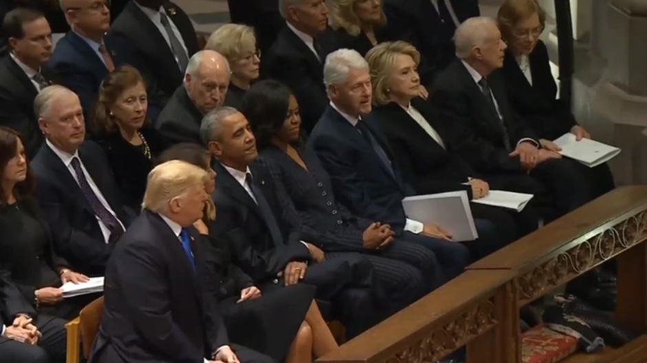 Momento incómodo: Trump, Obama y Clinton en el funeral de Bush