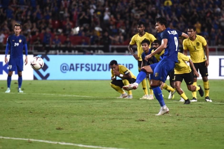 El jugador tailandés ejecuta su tiro, pero todo cambia en cuestión de segundos. (Foto: AFP)