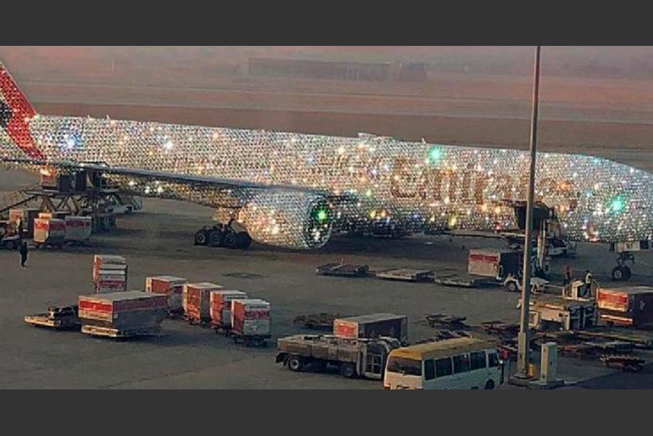 Imagen de un avi&oacute;n cubierto de diamantes maravill&oacute; a millones. (Foto: Instagram)