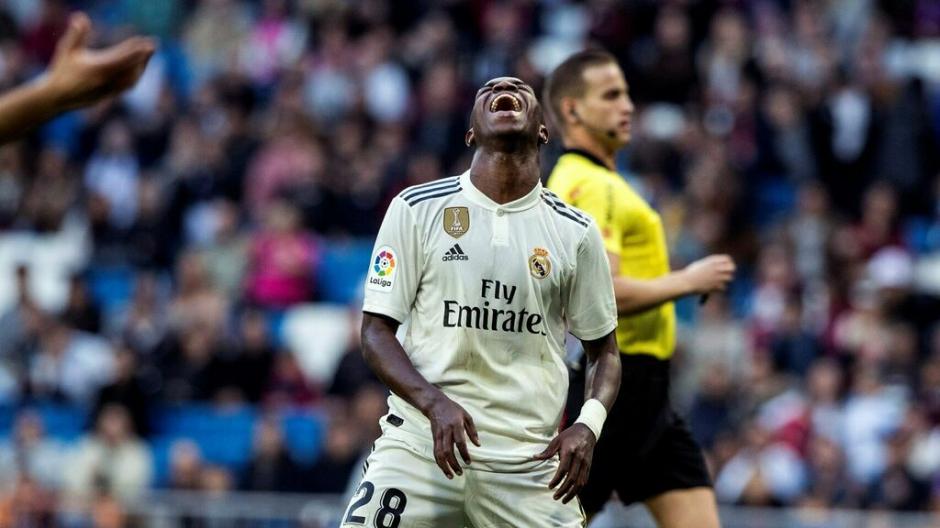 Vinicius hace el ridículo intentando una jugada de Neymar en partido por la Copa del Rey. (Foto: AFP)