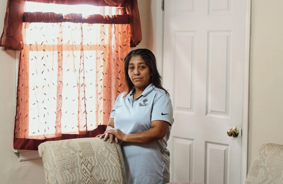 Entre las tareas de Victorina Morales está hacer la cama de Trump cuando se aloja en este club de golf. Foto: The New York Times