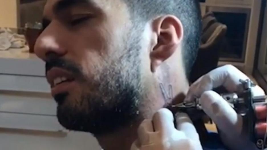 Luis Su&aacute;rez inmortaliz&oacute; sus celebraciones de gol haci&eacute;ndose un tatuaje&nbsp; de su particular celebraci&oacute;n. (Foto: Instagram)