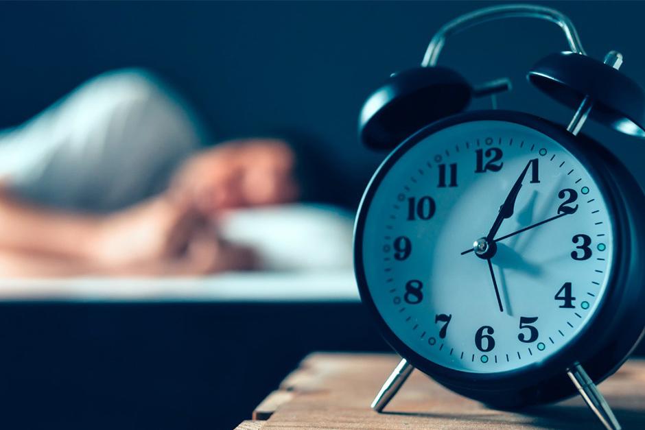 Dormir m&aacute;s de ocho horas al d&iacute;a podr&iacute;a incrementar el riesgo de desarrollar una enfermedad cardiovascular. (Foto: Folio)
