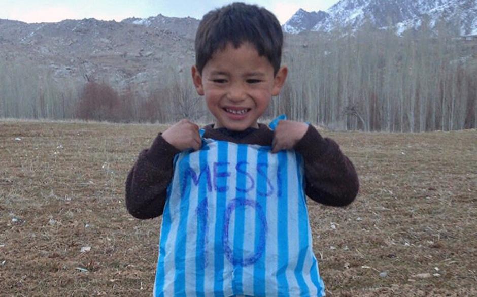 Murtaza Ahmadi se hizo la camisola de Lionel Messi con una bolsa de pl&aacute;stico. (Foto: Archivo/Soy502)