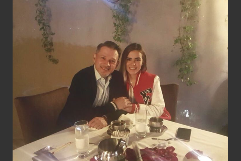 Ana Gabriela Luna junto a su padre, el pastor Carlos 'Cash' Luna, quien fue señalado de lavado de dinero en una investigación periodística. (Foto: Archivo/Soy502)