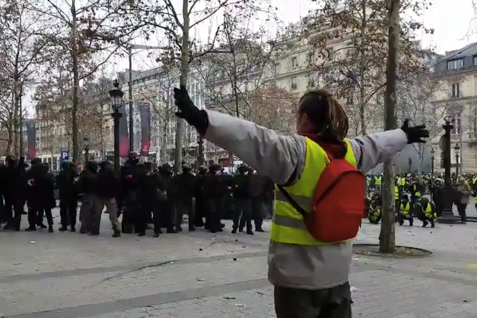 El video sobre un manifestante franc&eacute;s fue publicado en las redes sociales y recibi&oacute; distintas burlas. (Foto: Captura de Pantalla)