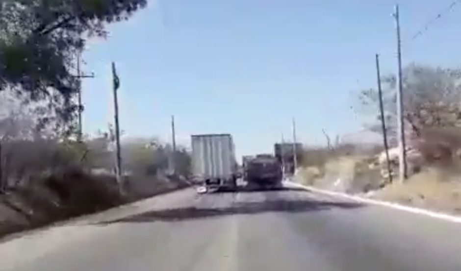 Piloto de cami&oacute;n conduc&iacute;a a alta velocidad y rebasaba en curva. (Foto: Captura de pantalla)