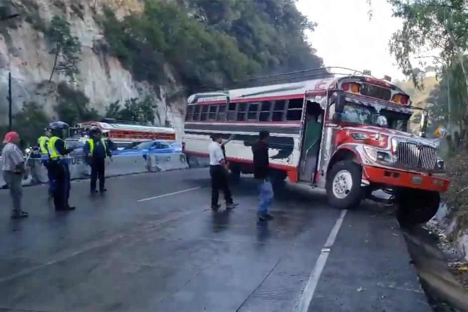 El bus derrap&oacute; en la bajada de la Villa Lobos y qued&oacute; en una cuneta. (Foto: Dalia Santos/Soy502)&nbsp;
