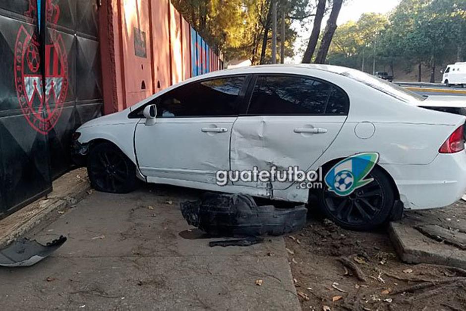 Un futbolista de Municipal protagonizó un accidente justo en la entrada de su estadio. (Foto: GuateFutbol)