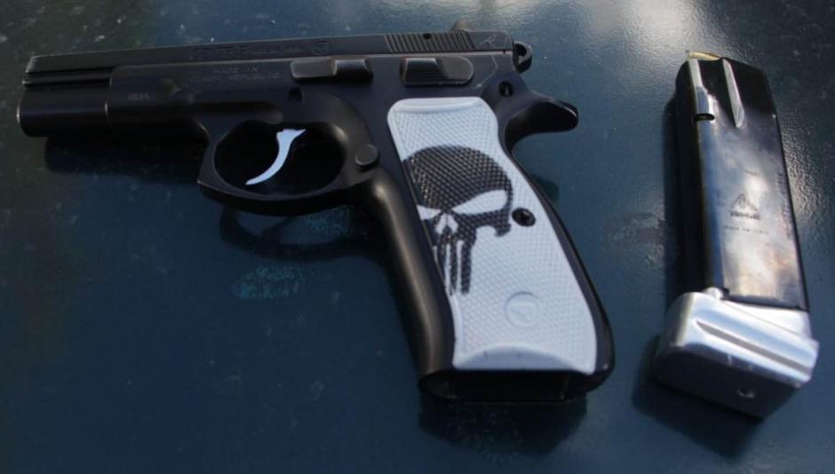 El detenido no pudo explicar el origen del arma que llevaba dentro de su autom&oacute;vil. (Foto: PNC)