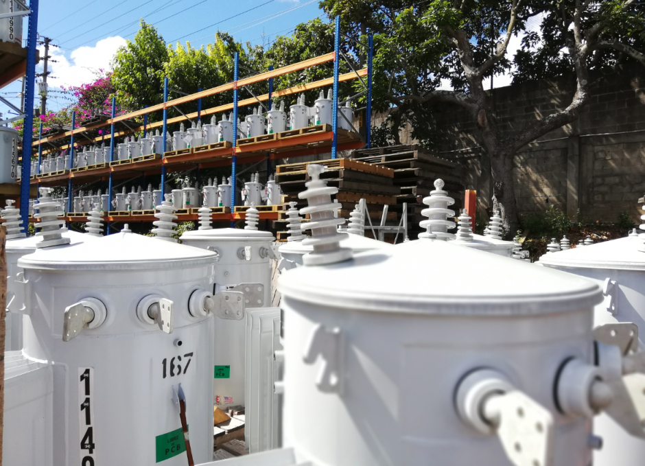 Los transformadores son las pieza más costosas de un poste de tendido eléctrico. (Foto: Gustavo Méndez/Soy502)&nbsp;