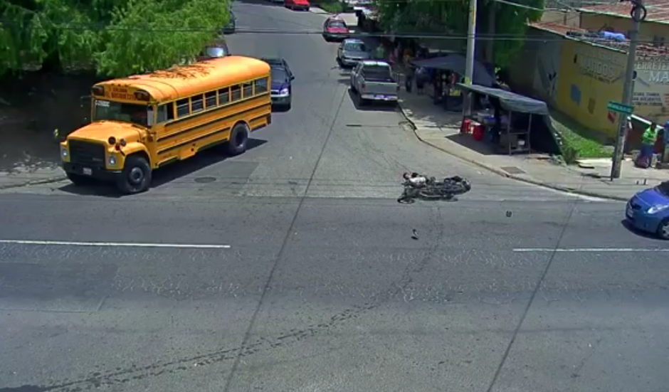 El motorista rebasa por la derecha, choca y cae con todo y sus acompañantes. (Foto: captura pantalla)