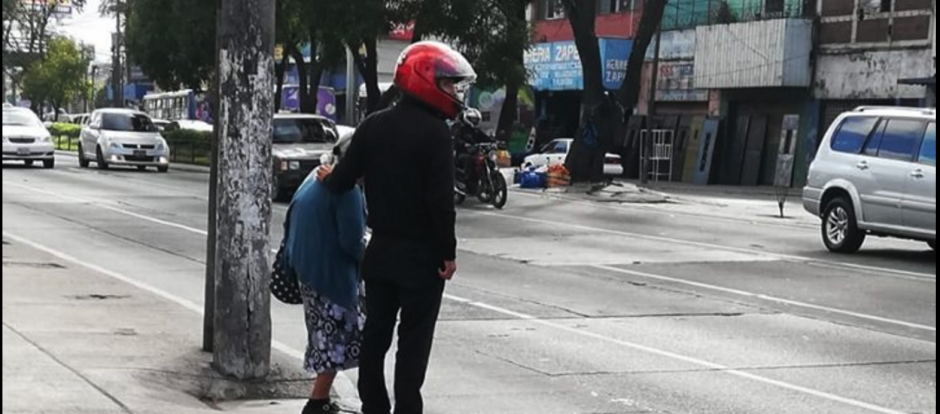 El motorista dejó un momento su labor para ayudar a una persona para atravesar la calle. (Foto: captura pantalla) &nbsp;