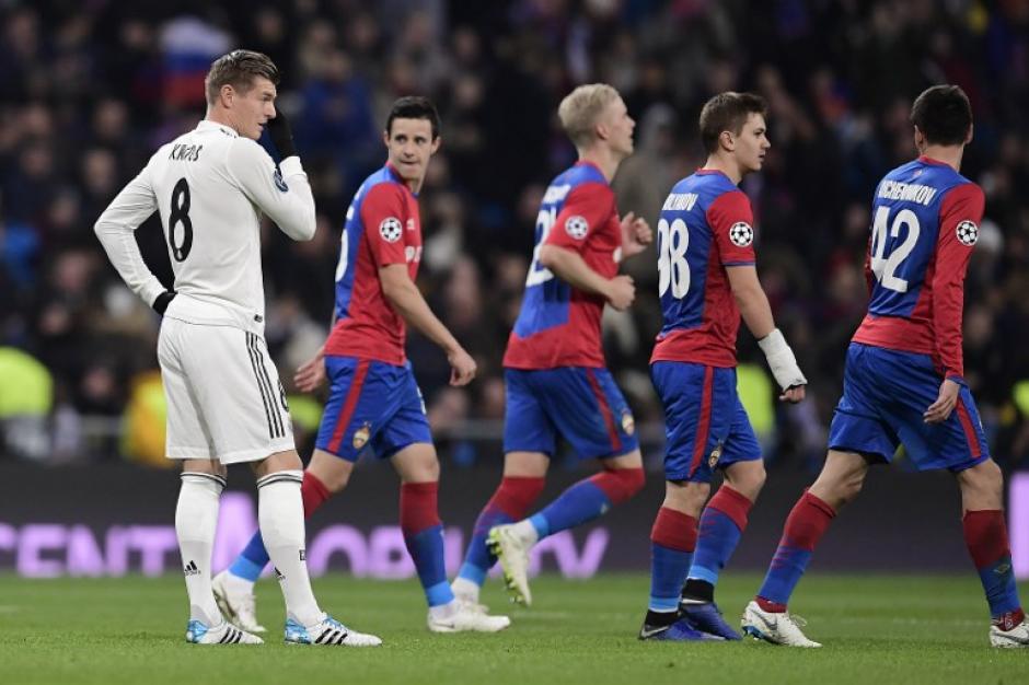 Kroos sufre, mientras los jugadores del CSKA festejan en el estadio Santiago Bernabéu. (Foto: AFP)