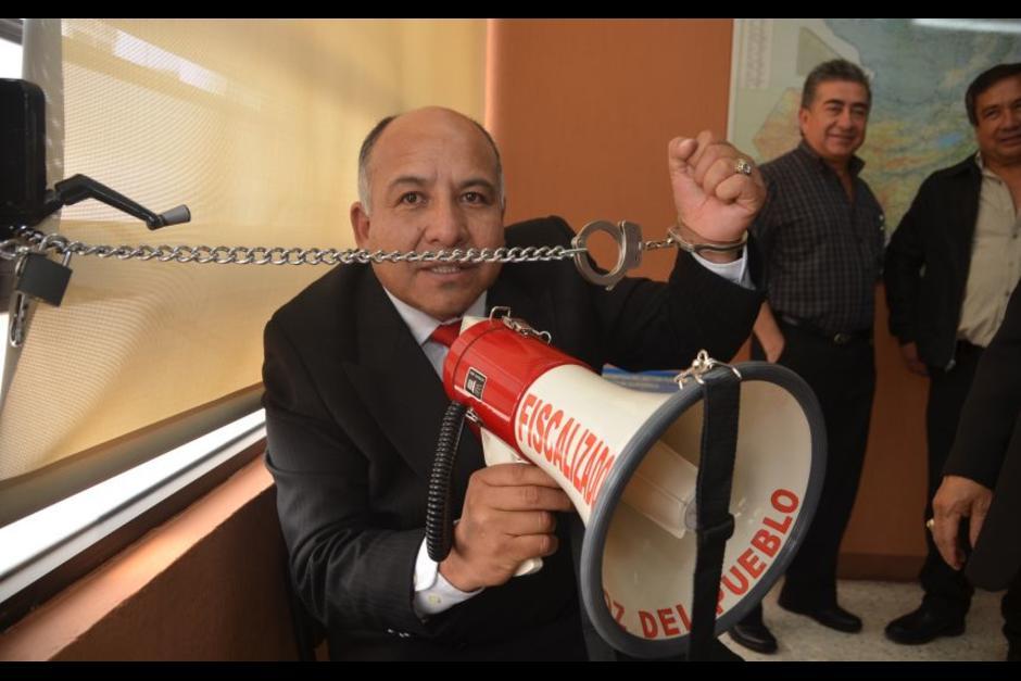 En febrero de 2015 el exdiputado Luis Ch&aacute;vez se encaden&oacute; en la oficina del Mides para exigir la presencia del extitular de esa cartera en el Congreso. (Foto: Archivo/Soy502)