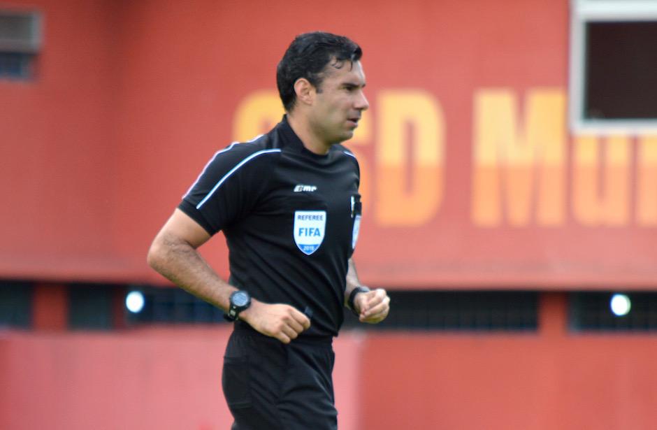 Mario Escobar fue el elegido para pitar la gran final del fútbol guatemalteco. (Foto: Archivo/Soy502)