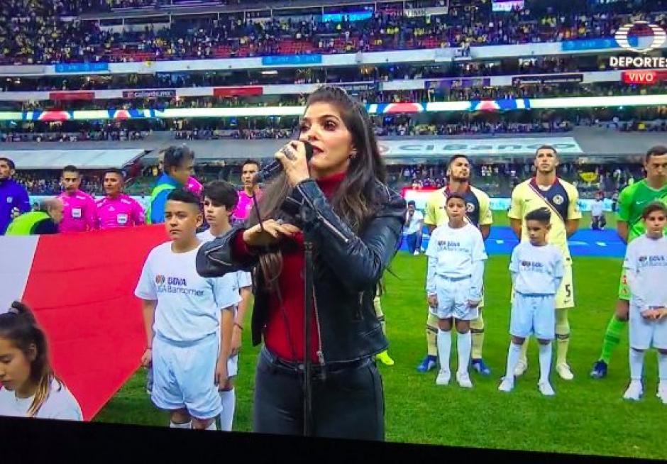 Destrozan a Ana B&aacute;rbara por cambiarle la letra al himno de M&eacute;xico, previo a la final de la Liga MX. (Foto: Captura de video)