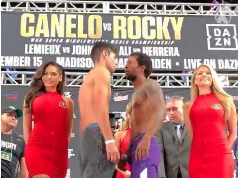 Edecán sale "volando" en plena ceremonia de pesaje de una pelea de boxeo en Nueva York. (Foto: Captura de video)