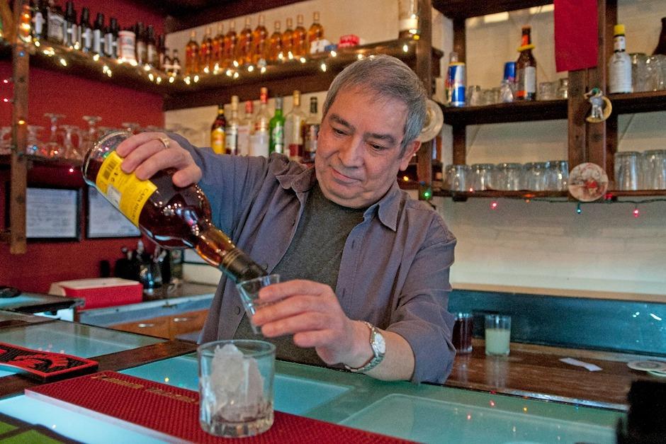 César, más conocido como “El Checha”, fue bartender durante 20 años (Foto: Wilder López/Soy502)