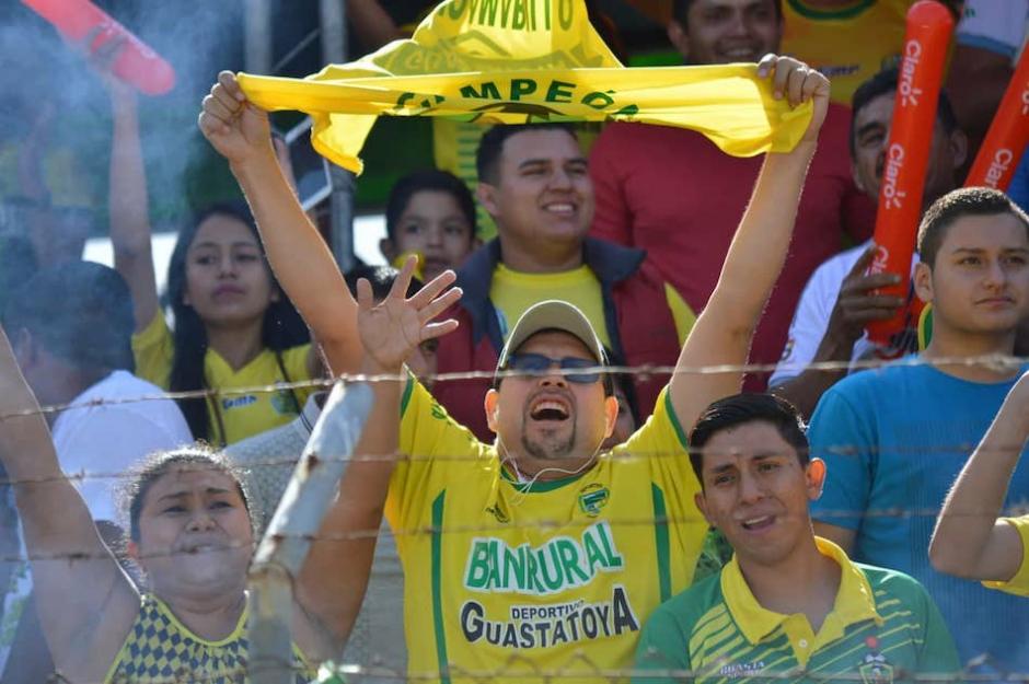 En el estadio de Guastatoya se vive una fiesta. Foto: Rudy Martínez Soy502