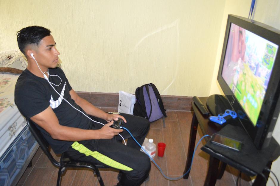 Luis Martínez juega Fornite antes de la final. (Foto: Rudy Martínez/Soy502)