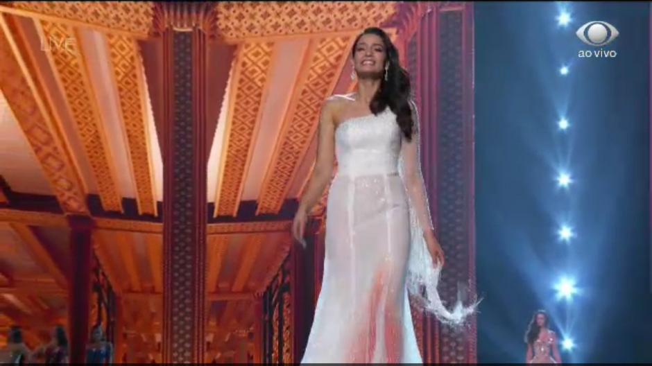 Manita Devkota pasea con su vestido de gala en la ceremonia de Miss Universo 2018. (Foto: Captura de video)