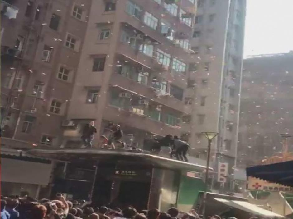Un joven empresario lanz&oacute; miles de d&oacute;lares desde un edificio, pero fue arrestado en Hong Kong arrestado. (Foto: Captura de video)