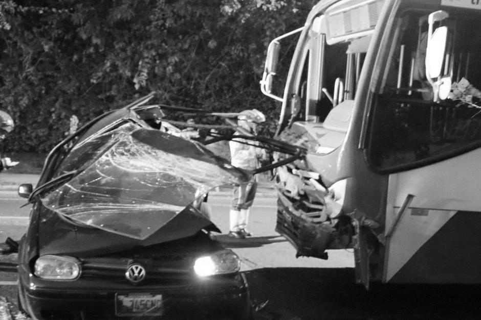 Un fuerte accidente dejó una mujer fallecida en la zona 10. (Foto: Bomberos Municipales)