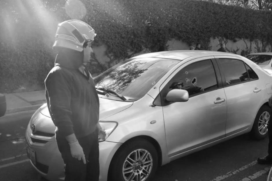 Este es el vehículo del hombre que fue asesinado en la zona 14. (Foto: Bomberos Municipales)