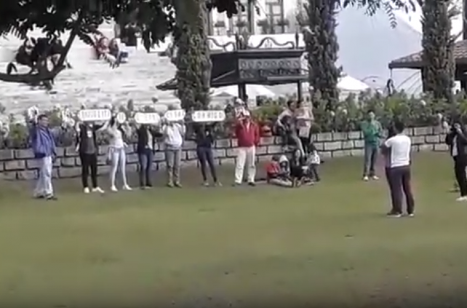 Una pedida de matrimonio que tuvo un final feliz. (Foto: Captura de video)