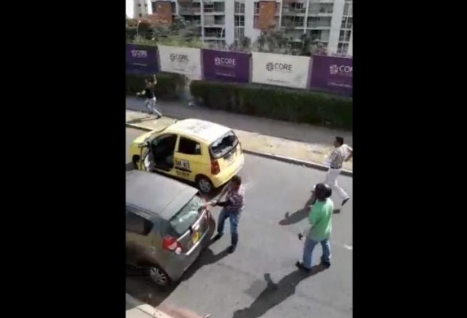 Taxistas atacan a un carro particular porque supuestamente trabajaba para Uber. (Foto: Captura de video)