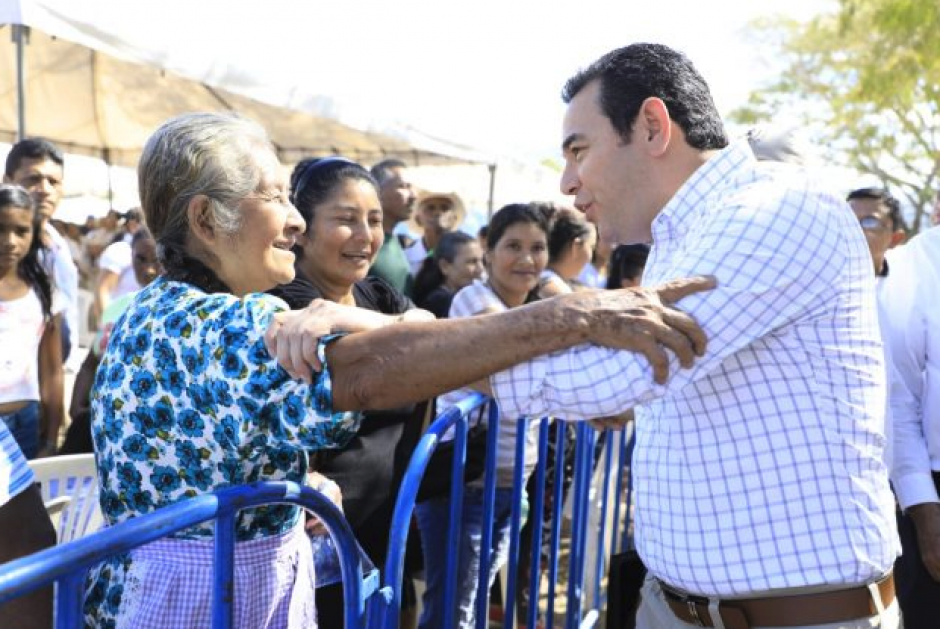 El presidente Jimmy Morales viaj&oacute; a Santa Rosa para inaugurar un tramo carretero de 38 kil&oacute;metros. (Foto: AGN)