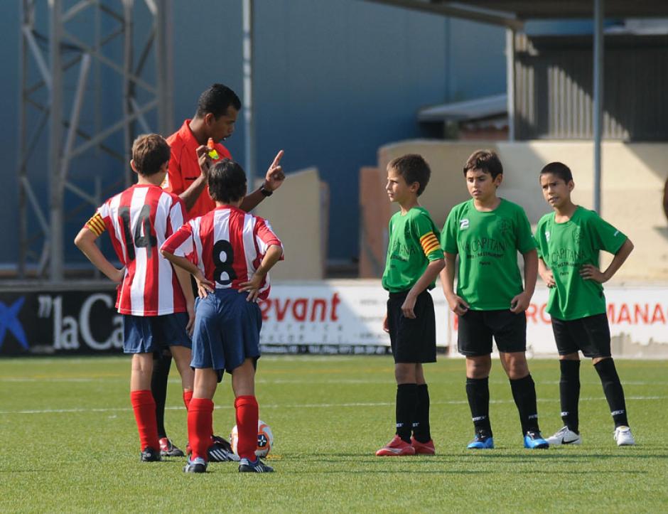 &Aacute;rbitro se quita los zapatos de f&uacute;tbol para que un joven jugara la final y el silbante dirigi&oacute; descalzo. (Foto: Foto ilustrativa/Twitter)