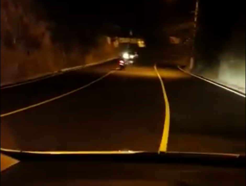 El motorista result&oacute; herido durante el percance. (Foto: captura de pantalla)