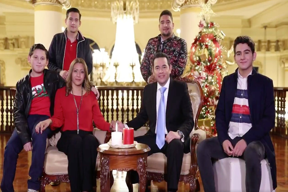 La pareja presidencial estaba acompa&ntilde;ada por sus cuatro hijos (Foto: captura de pantalla)