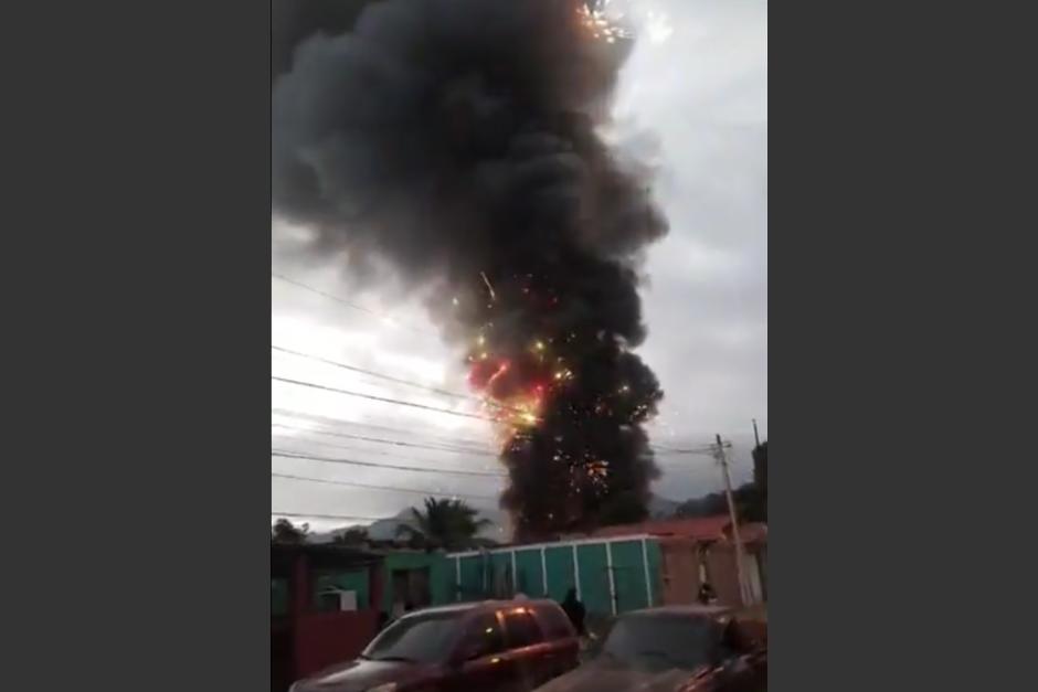 El incendio inició en una cohetería y consumió varios locales aledaños. (Foto: captura de pantalla)