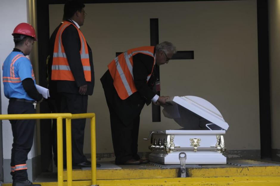 El cuerpo de Jakelin Caal fue trasladado dentro de un ata&uacute;d blanco. (Foto: Wilder L&oacute;pez/Soy502)