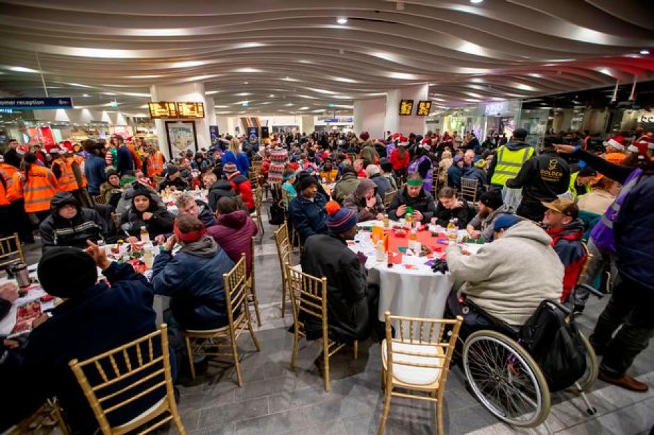 Cerca de 200 personas llegaron para cenar y divertirse en una de las noches m&aacute;s especiales en Inglaterra. (Foto: Birmingham Mail)