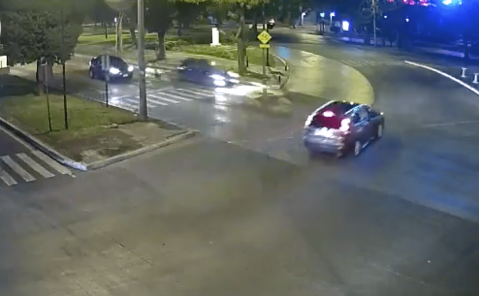 El conductor que circulaba sobre la avenida Reforma no respetó que el semáforo le marcara el alto. (Foto: captura de pantalla)